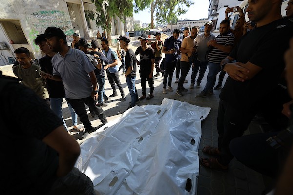 تجمع المشيعون حول جثامين أربعة فلسطينيين، بينهم فتاتان صغيرتان ووالديهما، في مستشفى الشفاء بمدينة غزة في 20 يونيو/حزيران 2026.صورة: هادي داود