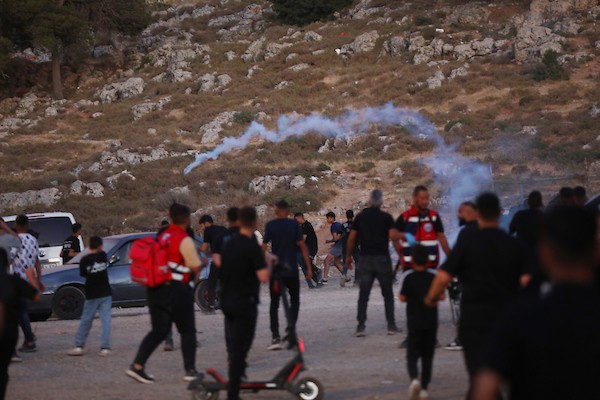 فلسطينيون يركضون للاحتماء بعد إطلاق قوات الاحتلال الإسرائيلي قنابل الغاز المسيل للدموع باتجاه زوار منطقة برك سليمان التاريخية، جنوب بيت لحم 12 يونيو/حزيران 2026. تصوير: مأمون وزوز