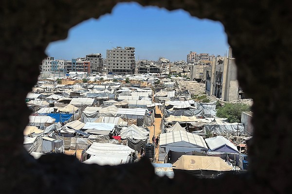 خيام تؤوي نازحين فلسطينيين وسط أنقاض المباني المدمرة والاكتظاظ في منطقة المقوسي شمال غرب مدينة غزة. تصوير: هادي داود