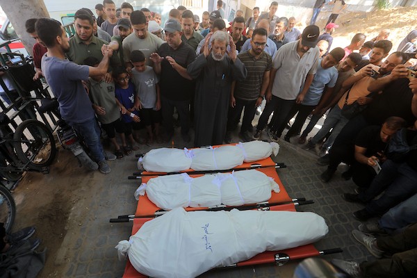 مشيّعون يودّعون جثامين تسعة فلسطينيين في مستشفى الشفاء بمدينة غزة، بعد استشهادهم في غارات جوية إسرائيلية استهدفت أربع شقق سكنية في مناطق متفرقة من المدينة، 4 حزيران/يونيو 2026. تصوير: بلال أسامة.