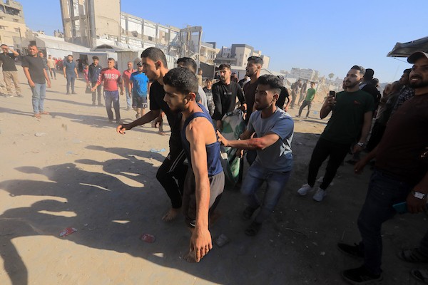 فلسطينيون يشيعون ضحايا غارة إسرائيلية استهدفت خيامًا لعائلات نازحة غرب مدينة غزة في 6 يونيو/حزيران 2026. ، بينما يحاول آخرون إنقاذ الجرحى وانتشال الجثث من موقع الاستهداف. صورة: بلال أسامة.