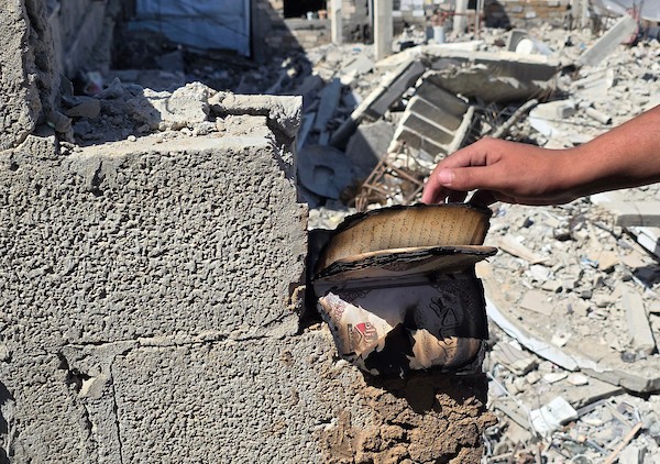 يتفقد فلسطينيون الأضرار في موقع غارة إسرائيلية قتلت العريس مهند فروانة على سطح منزلهم في خان يونس، جنوب قطاع غزة، في 6 يونيو/حزيران 2026، قبل ساعات من موعد زفافه، (صورة: طارق محمد)