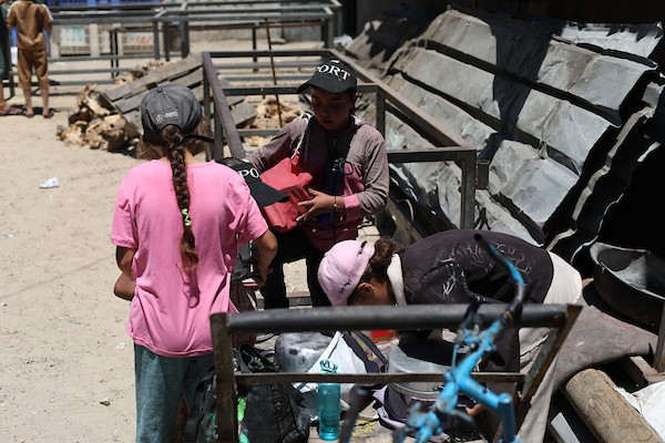 فلسطينيون نازحون، بينهم نساء وأطفال، يتجمعون للحصول على وجبات ساخنة وزّعها مطبخ خيري في مخيم النصيرات، في 13 يونيو/حزيران 2026.تصوير: حسن الجديدي
