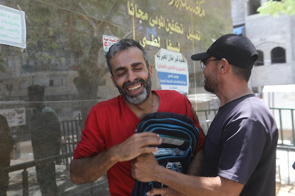 الفلسطيني يوسف سلمان يحمل الحقيبة المدرسية لابنه جاد، 8 أعوام، في مستشفى الشفاء بمدينة غزة، بعد استشهاده في غارة إسرائيلية على مخيم جباليا للاجئين، في 8 يونيو/حزيران 2026. تصوير: بلال أسامة