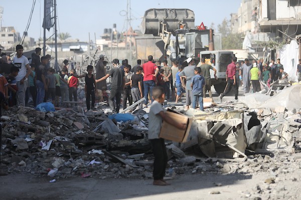 فلسطينيون يتفقدون الأضرار التي لحقت بمنازلهم عقب غارة جوية إسرائيلية استهدفت منزل عائلة درويش في مخيم النصيرات للاجئين وسط قطاع غزة. تصوير: حسن الجديدي