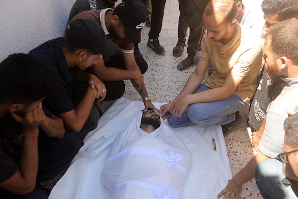 تجمع المشيعون حول جثماني فلسطينيين اثنين في مستشفى الشفاء بمدينة غزة في 25 يونيو/حزيران 2026. صورة: بلال أسامة