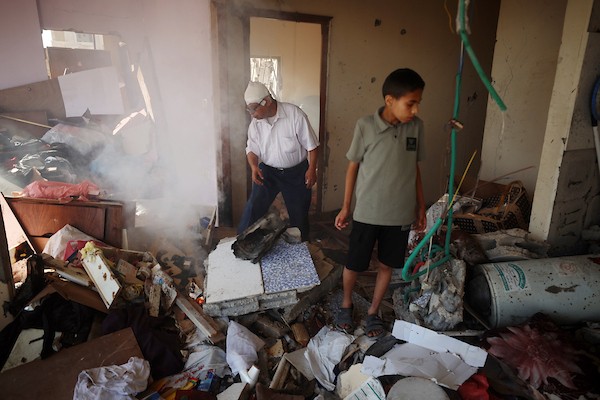فلسطينيون يتفقدون موقع غارة إسرائيلية استهدفت مبنى سكنياً في حي تل الهوى بمدينة غزة، وسط تناثر ممتلكات السكان وآثار الدمار، 4 حزيران/يونيو 2026. تصوير: مجدي فتحي.