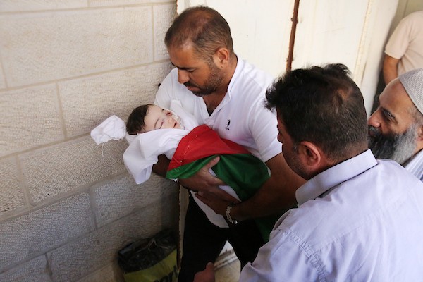 عائلة وأقارب الرضيع سام فهد أبو هيكل، (7 أشهر)، يشاركون في جنازته بمدينة الخليل، 6 يونيو/حزيران 2026، بعد استشهاده متأثرًا بجراحه إثر إطلاق قوات إسرائيلية النار على مركبة مدنية كانت تقلّه مع والديه في منطقة تل الرميدة جنوب الخليل. تصوير: مأمون وزواز.