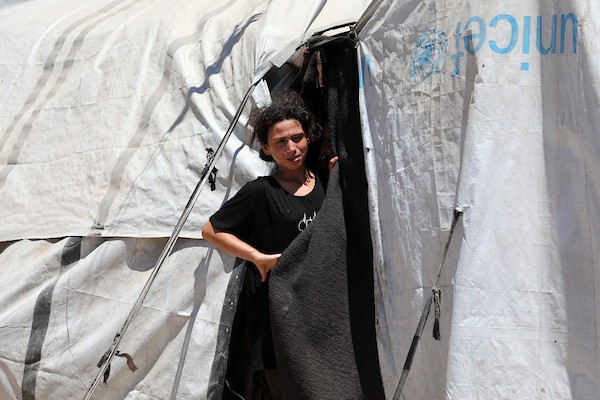الفتاة الفلسطينية أشجان السوسي داخل خيمة تؤوي أسرتها النازحة غرب مدينة غزة، حيث تعاني من مرض جلدي تفاقم بفعل الحرّ وظروف النزوح القاسية. تصوير: بلال أسامة