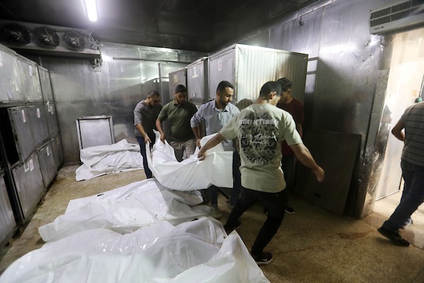 مشيّعون يودّعون جثامين تسعة فلسطينيين في مستشفى الشفاء بمدينة غزة، بعد استشهادهم في غارات جوية إسرائيلية استهدفت أربع شقق سكنية في مناطق متفرقة من المدينة، 4 حزيران/يونيو 2026. تصوير: بلال أسامة.