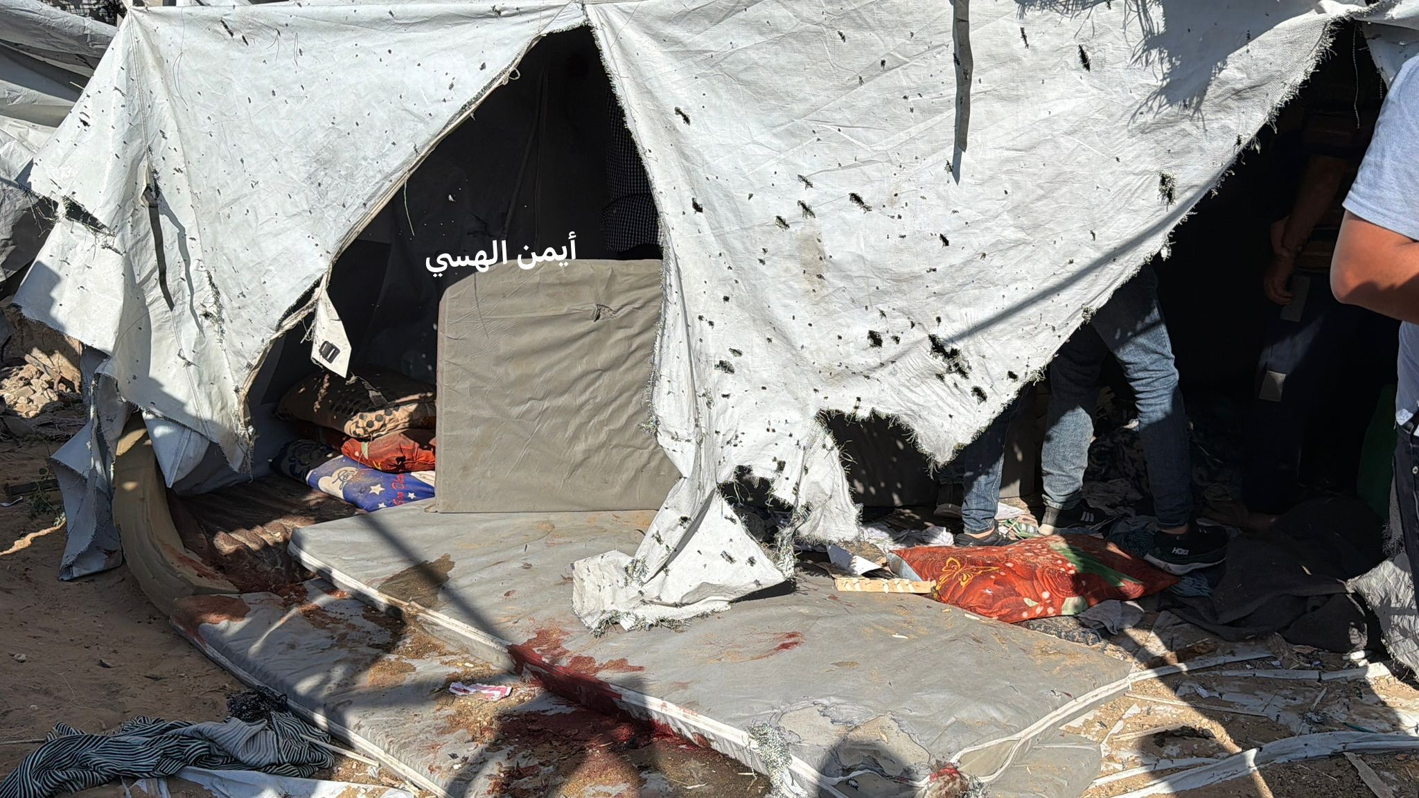 ذذذذشهداء ومصابون إثر استهداف طائرات الاحتلال خيمةً في محيط مقر الجوازات غرب مدينة غزة..jpg