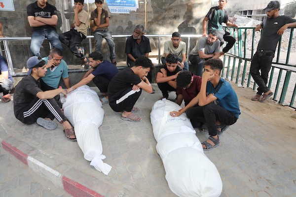 ودّع فلسطينيون جثامين أربعة أشخاص في مستشفى الشفاء بمدينة غزة في 14 يونيو/حزيران 2026، بعد استشهادهم في غارة إسرائيلية استهدفت مجموعة محيط مستشفى اليمن السعيد في مخيم جباليا، صورة: بلال أسامة