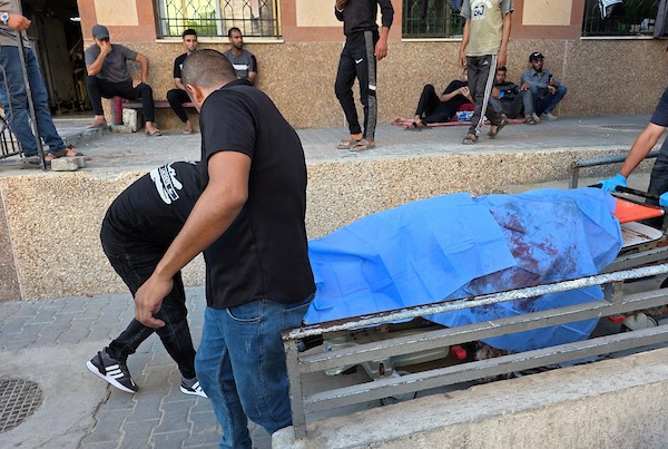 نقل مسعفون جثمان فلسطيني وعدداً من الجرحى، بينهم أطفال، إلى مجمع ناصر الطبي في خان يونس، جنوب قطاع غزة، في 20 يونيو/حزيران 2026.صورة: طارق محمد