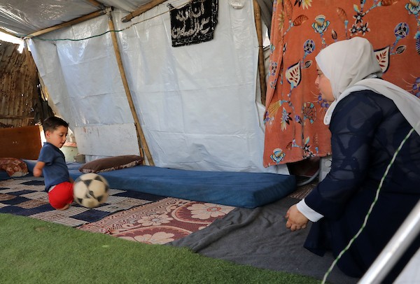 الطفل محمد شعبان (9 سنوات) رغم بتر ساقيه وذراعه يلعب كرة القدم داخل خيمة النزوح في جباليا شمال غزة، 22 يونيو/حزيران 2026.تصوير: بلال أسامة