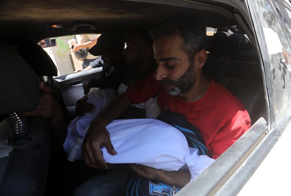 الفلسطيني يوسف سلمان يحمل الحقيبة المدرسية لابنه جاد، 8 أعوام، في مستشفى الشفاء بمدينة غزة، بعد استشهاده في غارة إسرائيلية على مخيم جباليا للاجئين، في 8 يونيو/حزيران 2026. تصوير: بلال أسامة