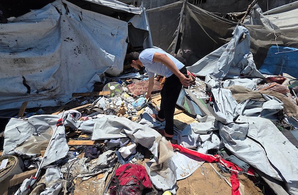 فلسطينيون يتفقدون خيمة متضررة لعائلة نازحة عقب غارة إسرائيلية استهدفت المارة في شارع الجلاء بمدينة غزة،27 يونيو/حزيران 2026. تصوير: بلال أسامة.