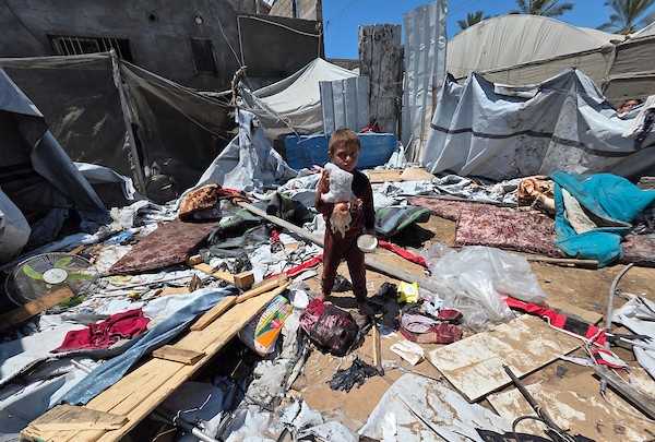 فلسطينيون يتفقدون خيمة متضررة لعائلة نازحة عقب غارة إسرائيلية استهدفت المارة في شارع الجلاء بمدينة غزة،27 يونيو/حزيران 2026. تصوير: بلال أسامة.