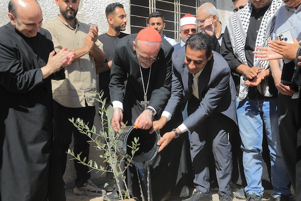الكاردينال بييرباتيستا بيتسابالا، بطريرك القدس اللاتيني، يغرس شجرة زيتون بعد حضوره حوارًا بين الأديان في جامعة الأزهر بمدينة غزة، في 22 يونيو/حزيران 2026. (صورة: بلال أسامة)