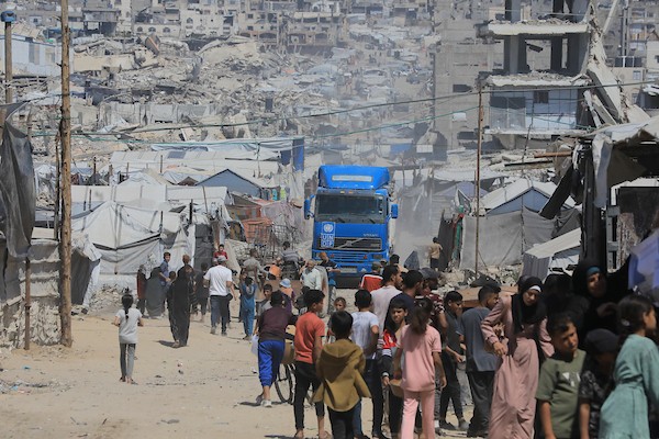 نازحون فلسطينيون يعيشون في خيام وسط الدمار في منطقة الزرقاء شرق غزة، 17 حزيران/يونيو 2026. تصوير: بلال أسامة.
