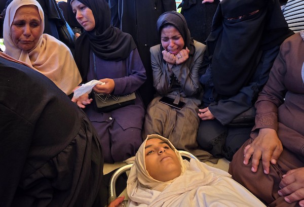 مشيعون يلتفون حول جثماني شاب وشقيقته الصغرى في مجمع ناصر الطبي بخان يونس، 27 يونيو/حزيران 2026. تصوير: طارق محمد