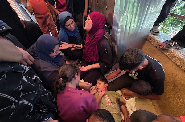 ودّع المشيّعون جثامين خمسة فلسطينيين، بينهم طفل، في مجمع ناصر الطبي بخان يونس، جنوب قطاع غزة، في 7 يونيو/حزيران 2026. ووفقًا لمصادر محلية، قُتل الضحايا وأُصيب آخرون في غارة إسرائيلية استهدفت نقطة مراقبة تابعة للشرطة غرب خان يونس. (صورة: طارق محمد)