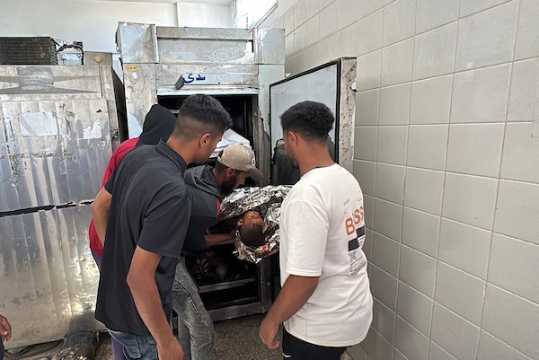 فلسطينيون يودّعون جثماني امرأة وطفل في مستشفى شهداء الأقصى بدير البلح، وسط قطاع غزة، في 15 يونيو/حزيران 2026.تصوير: أحمد إبراهيم