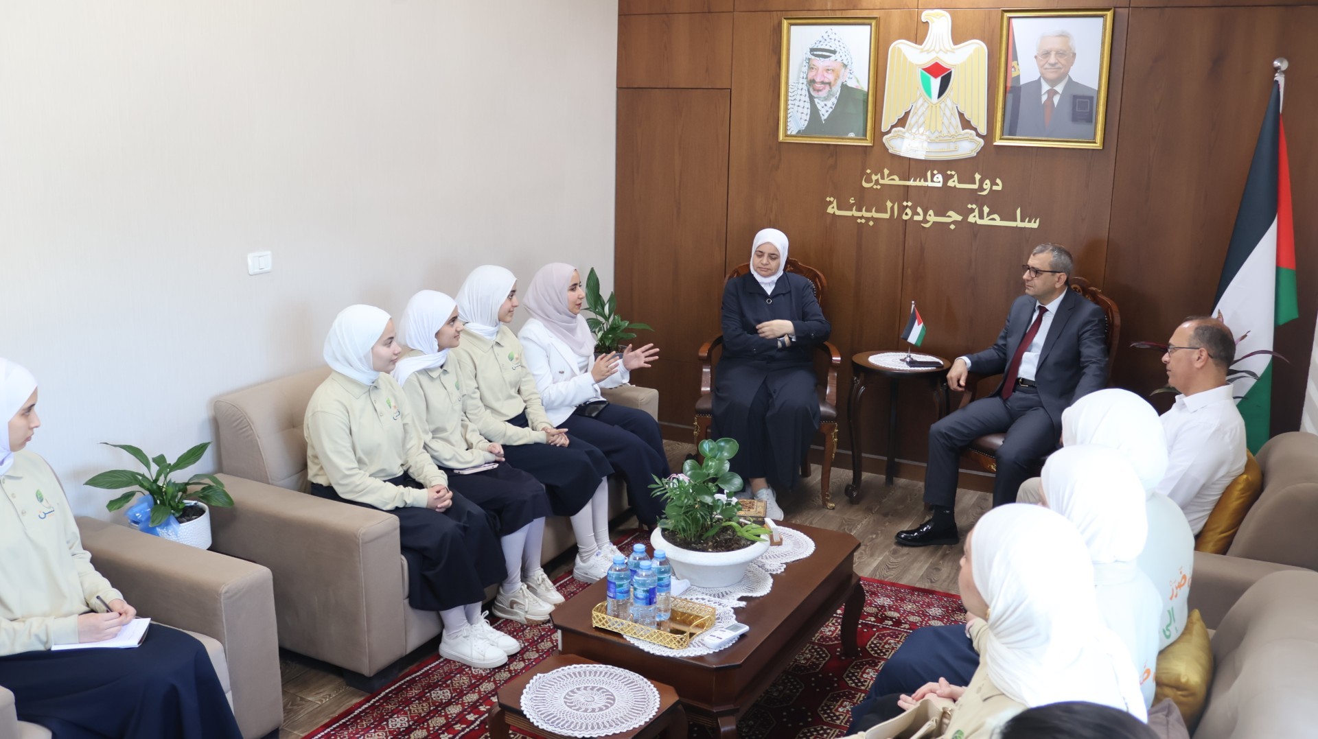 خلال لقاء عقد في مقر سلطة جودة البيئة بمدينة البيرة.jpg