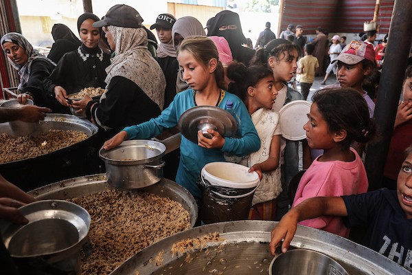 نازحون فلسطينيون يتجمعون لتلقي وجبات مجانية في مخيم النصيرات وسط قطاع غزة، حيث تتفاقم أزمة الغذاء مع تراجع عمليات الإغاثة، في 6 يونيو/حزيران 2026. صورة: معز صالحي.