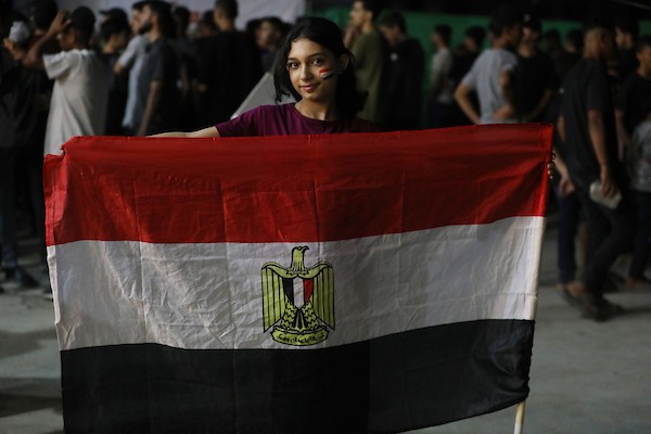فلسطينيون يتابعون عبر شاشة عرض عامة في مدينة غزة مباراة مصر وأستراليا ضمن دور الـ32 من كأس العالم، في 3 يوليو/تموز 2026، وسط التحديات الإنسانية المستمرة في القطاع.  صورة: بلال أسامة