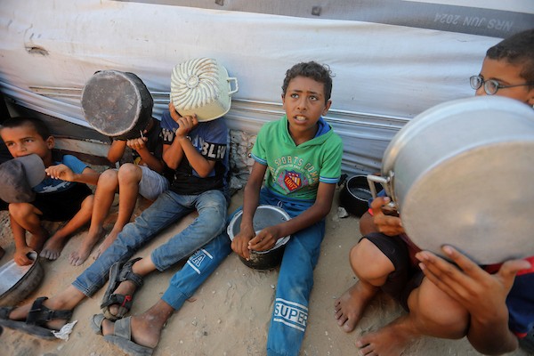 فلسطينيون نازحون ينتظرون الحصول على وجبات طعام في منطقة الزرقاء بمدينة غزة، وسط نقص الإمدادات الإنسانية وتدهور الخدمات الأساسية، 11 يوليو/تموز 2026. (تصوير: بلال أسامة)
