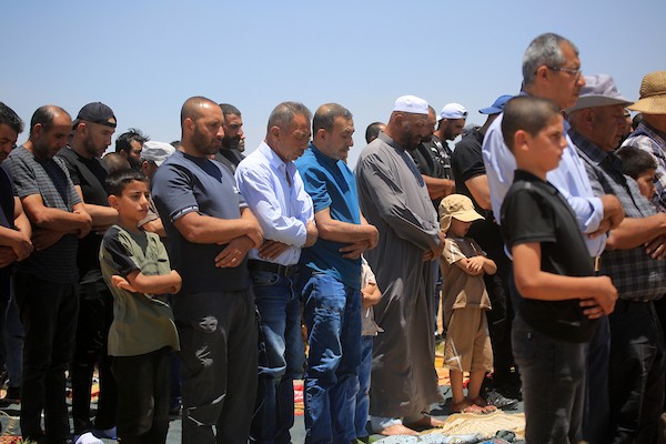 صلاة الجمعة على أرض مهددة بالاستيلاء عليها من قبل المستوطنين في منطقة خلّة الحمص بمدينة يطا، جنوب الخليل في الضفة الغربية المحتلة، في 3 يوليو/تموز 2026.صورة: مأمون وزواز