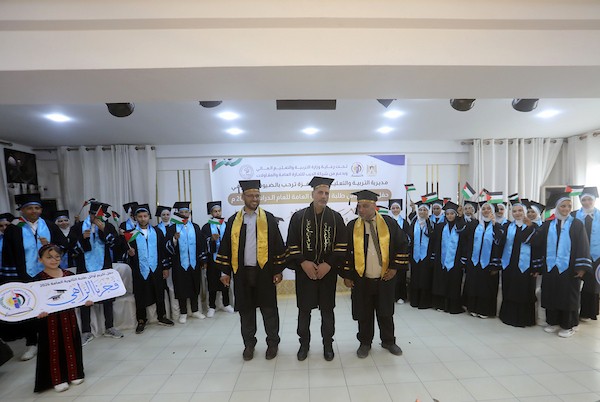 طلاب متفوقون وأفراد أسرهم خلال حفل لتكريم أوائل الثانوية العامة في مدينة غزة، 28 يوليو/تموز 2026. تصوير: بلال أسامة.