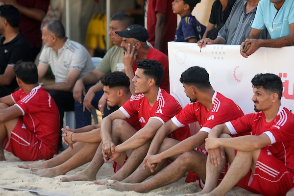 يتنافس لاعبون فلسطينيون خلال مباراة كرة قدم شاطئية على ساحل مدينة غزة المطل على البحر الأبيض المتوسط في 22 يوليو/تموز 2026.(صورة: بلال أسامة )