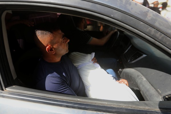 مشيّعون يودّعون جثامين ثلاثة فلسطينيين، بينهم طفل، في مستشفى الشفاء بمدينة غزة، في 8 يوليو/تموز 2026، بعد مقتلهم في غارة إسرائيلية استهدفت مركبة بحي الصبرة مساء اليوم السابق. تصوير: بلال أسامة
