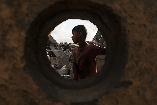يتفقد فلسطينيون الأضرار التي لحقت بمسجد النور عقب هجوم على مخيم البريج للاجئين، وسط قطاع غزة، في 24 يوليو/تموز 2026. صورة: معز صالحي