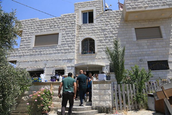 يتفقد فلسطينيون الأضرار التي لحقت بمنازلهم وممتلكاتهم عقب هجوم شنه مستوطنون إسرائيليون على قرية تل، قرب مدينة نابلس بالضفة الغربية، يوم السبت 25 يوليو/تموز 2026. صورة: محمد ناصر