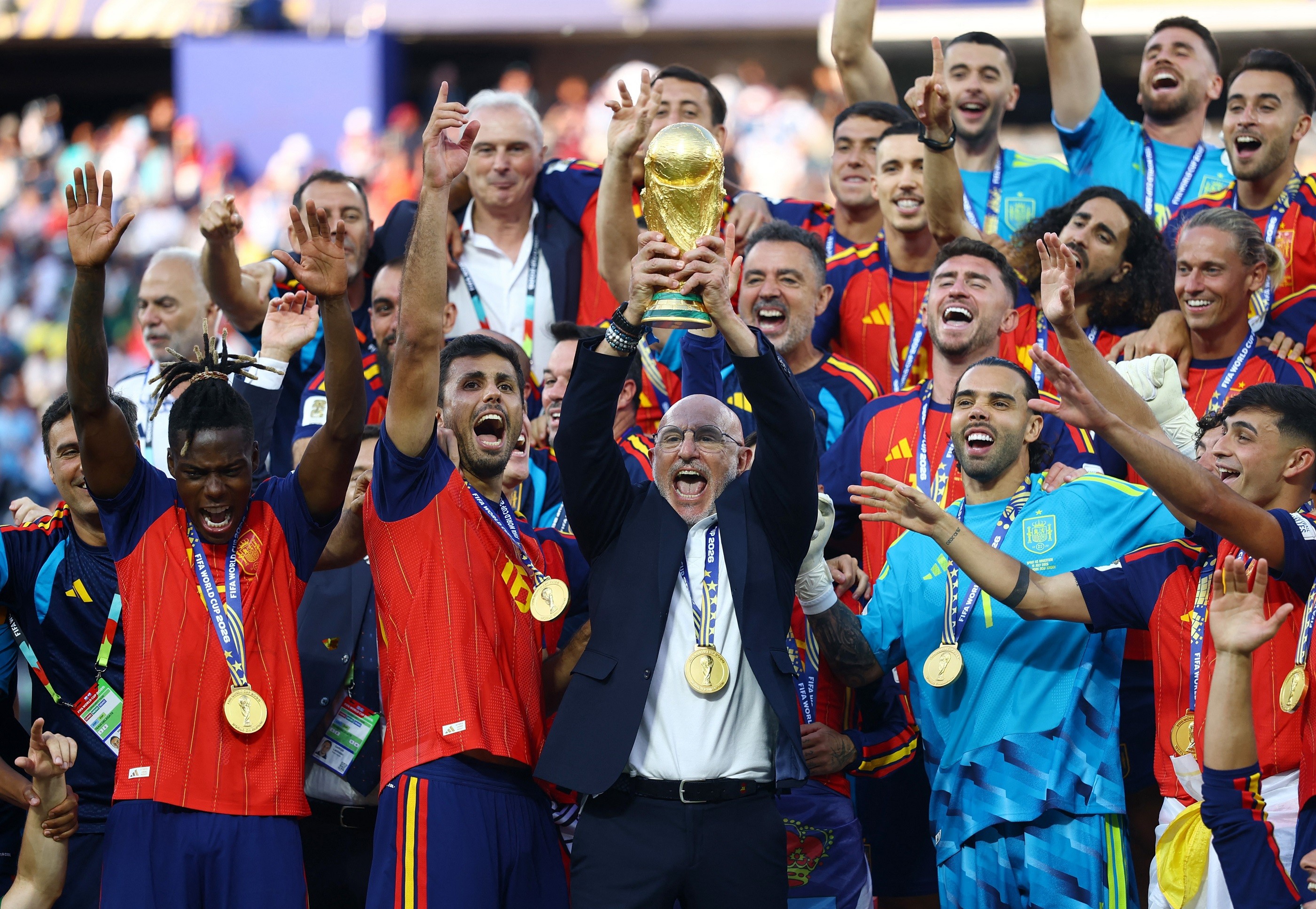 لويس دي لا فوينتي، مدرب المنتخب الإسباني يرفع كأس العالم إلى جانب لاعبي الفريق احتفالاً بالفوز باللقب. 19 تموز 2026. (رويترز).jpg