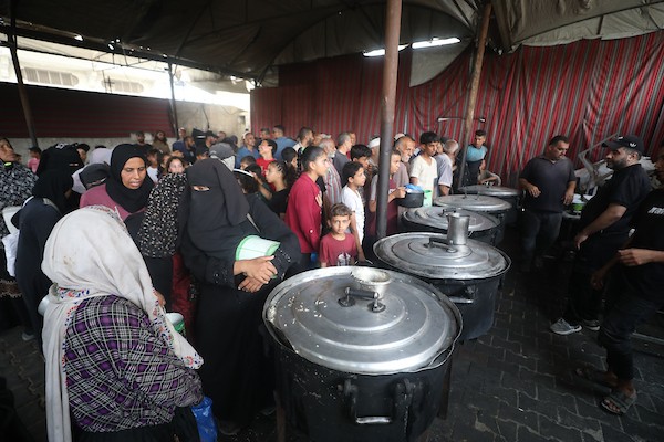 فلسطينيون نازحون يتجمعون للحصول على وجبات محدودة من مطبخ خيري يُعد الوحيد المتبقي في مخيم النصيرات وسط قطاع غزة، في 23 يوليو/تموز 2026. تصوير: حسن الجدي