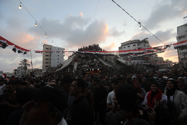 يتابع فلسطينيون البث المباشر لمباراة دور الـ16 من بطولة كأس العالم لكرة القدم بين مصر والأرجنتين في مدينة غزة يوم الثلاثاء 7 يوليو/تموز 2026. صورة: بلال أسامة