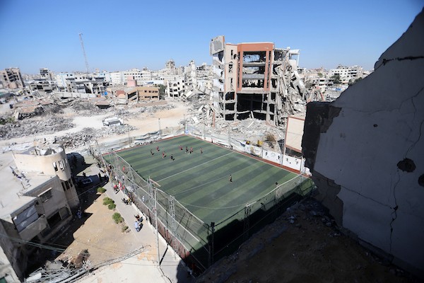 مبتورو الأطراف في غزة يعودون إلى الملعب برسالة صمود واندماج  شارك لاعبون فلسطينيون من مبتوري الأطراف، أصيبوا خلال الحرب في قطاع غزة، في مباراة رمزية أُقيمت على ملعب فلسطين بمدينة غزة، يوم 28 يوليو/تموز 2026، في مبادرة جمعت بين الرياضة والدعم الإنساني.  ونُظمت المباراة بالتعاون مع مؤسسة «دنيز فنيري»، بهدف دعم الرياضيين من مبتوري الأطراف وتعزيز دمج الأشخاص ذوي الإعاقة في المجتمع من خلال الرياضة، في ظل الظروف الصعبة التي يعيشها سكان القطاع.  وحملت عودة اللاعبين إلى أرض الملعب دلالة تتجاوز المنافسة الرياضية، إذ عكست تمسكهم بالحياة وقدرتهم على تجاوز آثار الإصابة واستعادة مساحة من النشاط والأمل، رغم التحديات الجسدية والنفسية التي خلّفتها الحرب.  وسعت المبادرة إلى تسليط الضوء على احتياجات المصابين من ذوي الإعاقة، وفتح المجال أمامهم لمواصلة ممارسة الرياضة والمشاركة الفاعلة في المجتمع.  تعليق الصورة: لاعبون فلسطينيون من مبتوري الأطراف يشاركون في مباراة رمزية على ملعب فلسطين بمدينة غزة، 28 يوليو/تموز 2026. تصوير: بلال أسامة.