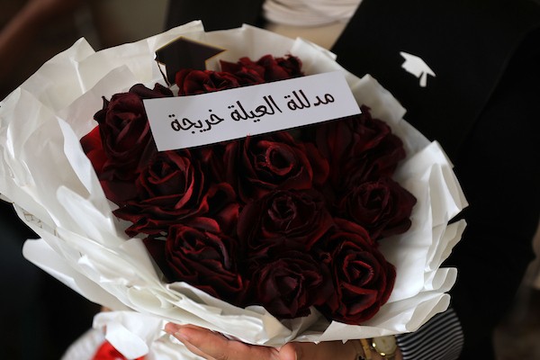 الطالبة نور سعيد عبد الدايم تحتفل مع عائلتها داخل منزلهم المتضرر في حي النصر بمدينة غزة، بعد حصولها على معدل 99.7% وحلولها ثانية على مستوى قطاع غزة في امتحانات التوجيهي، رغم فقدان والدها في غارة إسرائيلية سابقة، 24 تموز/ يوليو 2026. تصوير: بلال أسامة