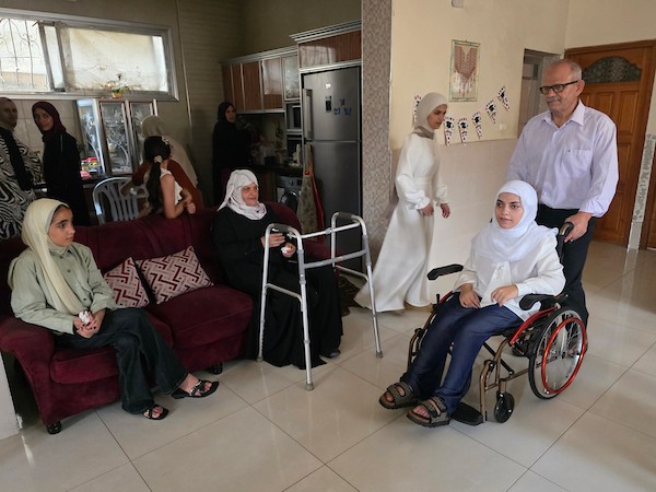 التوائم الفلسطينيون عبد الله وندى وسما موسى يحتفلون بنتائجهم المتميزة في امتحانات التوجيهي بمدينة خان يونس، جنوب قطاع غزة، بعد تجاوزهم ظروف الحرب والنزوح والإعاقة، 24 تموز/ يوليو 2026. تصوير: طارق محمد