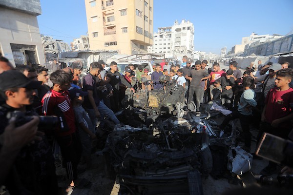 فلسطينيون يتجمعون في موقع غارة إسرائيلية استهدفت سيارة مدنية قرب الجامعة الإسلامية غرب مدينة غزة، في 8 يوليو/تموز 2026. وبحسب مصادر محلية، أسفرت الغارة عن مقتل فلسطيني وإصابة آخرين. تصوير: بلال أسامة