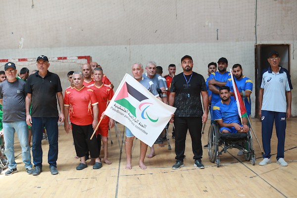 رياضيون فلسطينيون من مبتوري الأطراف يشاركون في مباراة للكرة الطائرة جلوسًا خلال فعالية داعمة لهم في نادي خدمات النصيرات وسط قطاع غزة، 27 تموز/يوليو 2026. تصوير: حسن الجدي