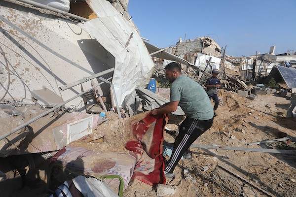 فلسطينيون نازحون يتفقدون الأضرار التي لحقت بخيامهم ومنازلهم وممتلكاتهم في موقع غارة إسرائيلية استهدفت منزل عائلة العسلي في بيت لاهيا، شمال قطاع غزة، في 30 يونيو/حزيران 2026. تصوير: بلال أسامة