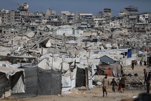 عائلات فلسطينية نازحة تعيش داخل خيام مهترئة بين أنقاض المباني في منطقة الزرقاء، شرقي مدينة غزة، وسط نقص المياه والغذاء والخدمات الأساسية، 11 يوليو/تموز 2026. (تصوير: بلال أسامة)