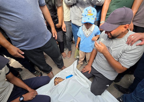 تجمع المشيعون حول جثمان سليمان سحمود خلال جنازته في مستشفى ناصر بخان يونس، جنوب قطاع غزة، في 26 يوليو/تموز 2026، قبل دفنه. صورة: طارق محمد