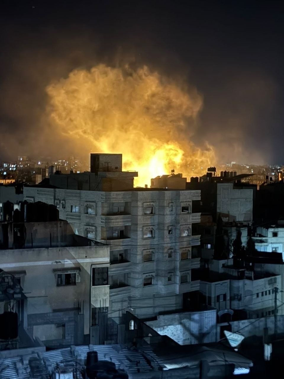 قنابل إنارة تسقط بشكل مباشر على منازل المواطنين في حي الدرج شرقي مدينة غزة..jpg
