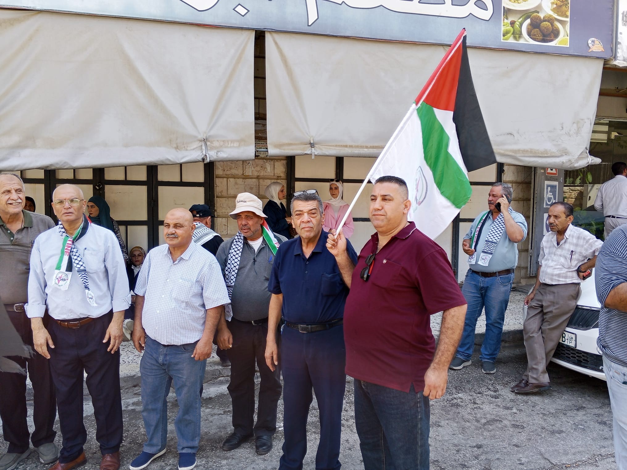وقفة تضامنية مع الأسرى أمام الصليب الأحمر في طولكرم