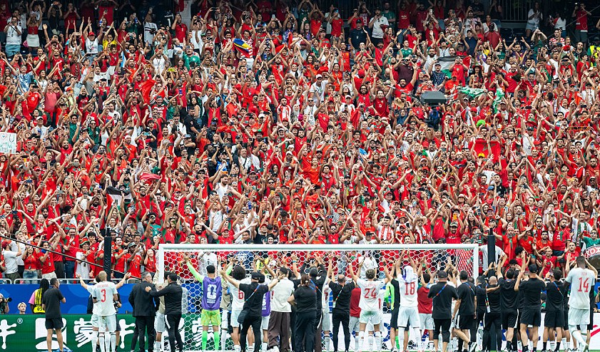 لاعبو ومشجعو المغرب يحتفلون بالفوز والتأهل (Gettyimages).jpg